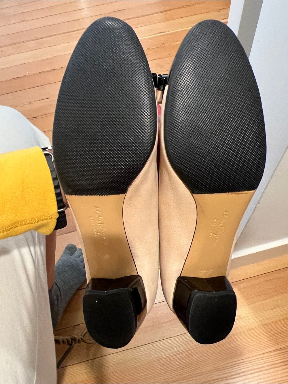 Salvatore Ferragamo Beige Flats with Black Patent Toe and Bow sz 8B - Picture 7 of 7